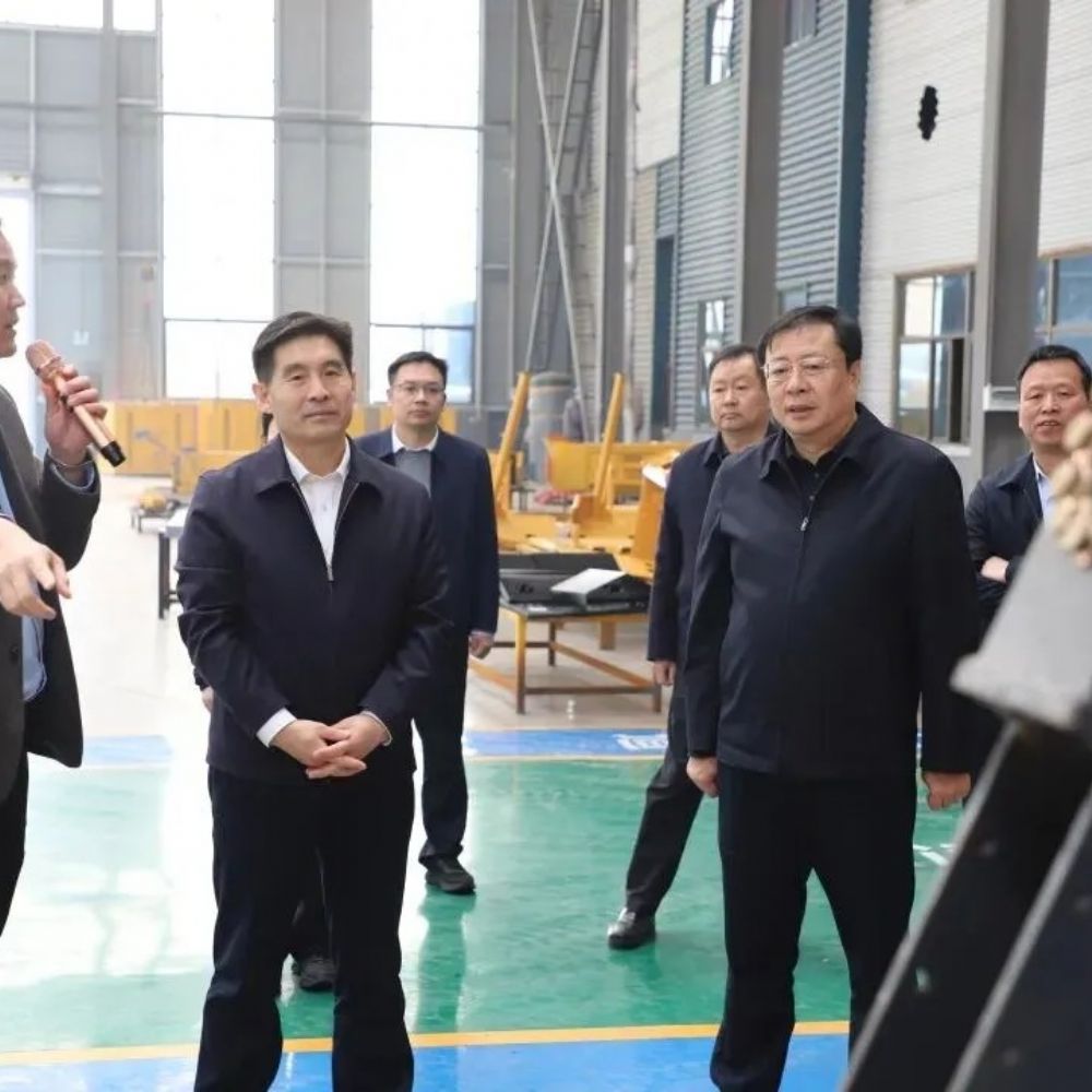 菏澤市人大常委會(huì)黨組書記、主任王磊、鄆城縣領(lǐng)導(dǎo)蒞臨山東昌松工程機(jī)械調(diào)研指導(dǎo)工作